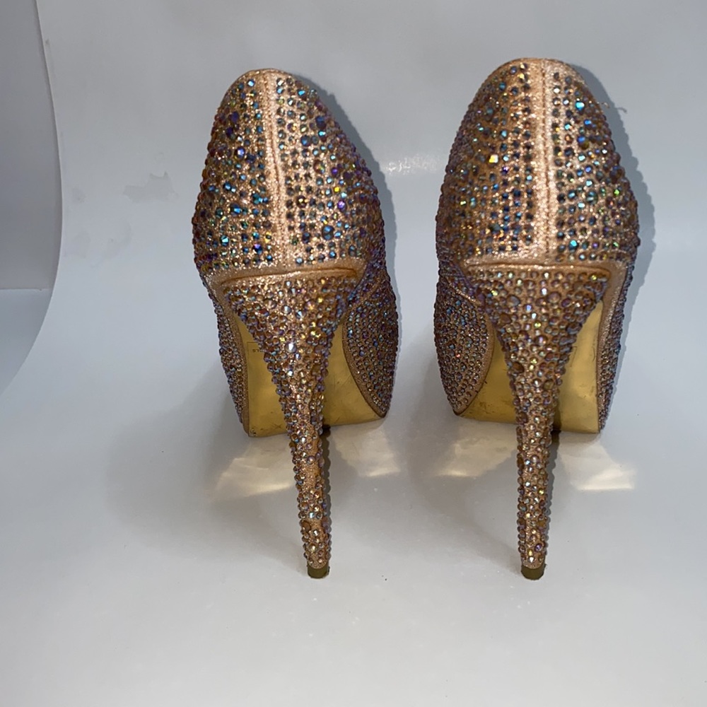 Gold heels 👠
